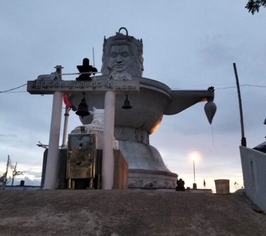 Sri Vagdevi Jyothirlinga Khsethram (Sivagiri) , Mogalrajapuram, Vijayawada, Andhra Pradesh 520010